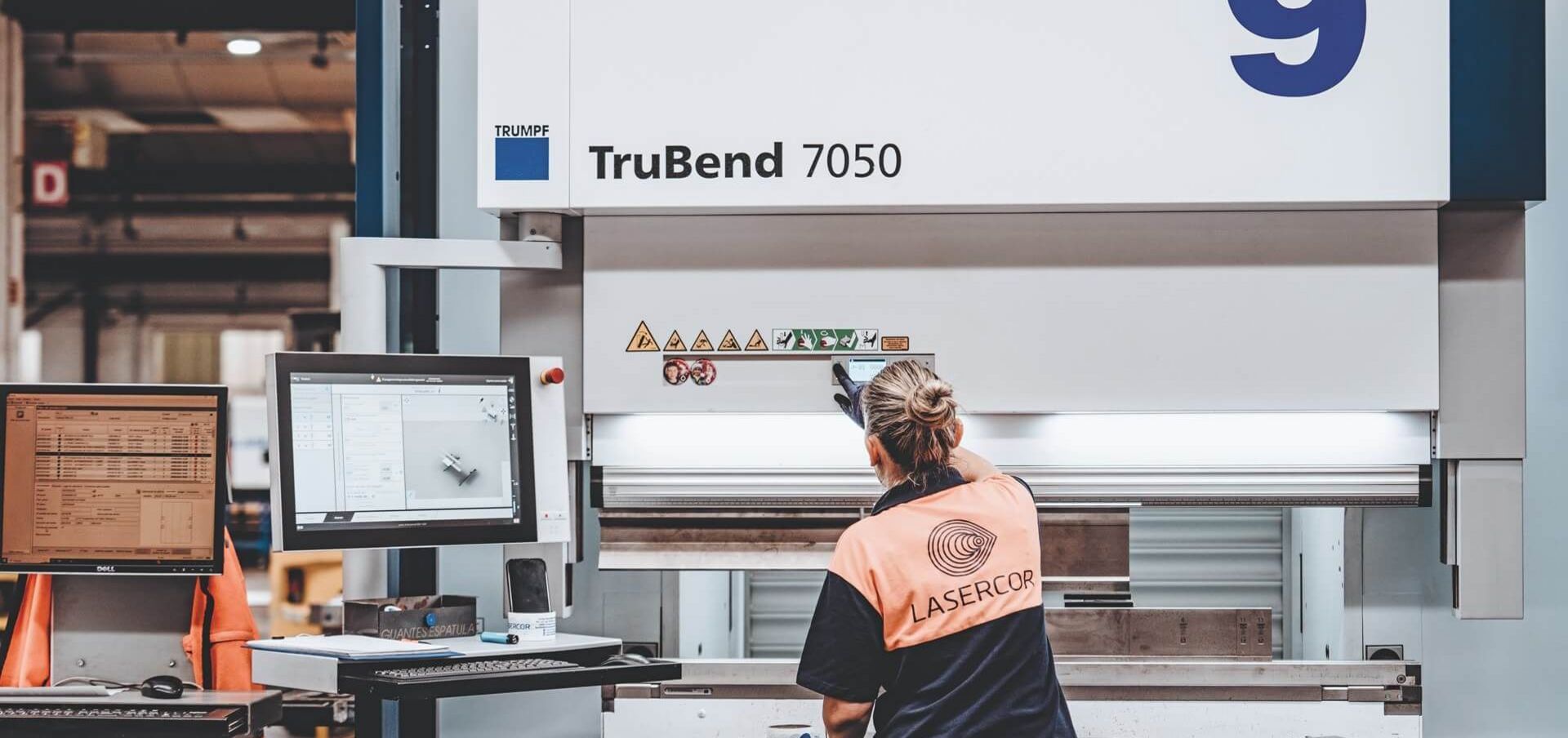 Arbeiter an Maschine